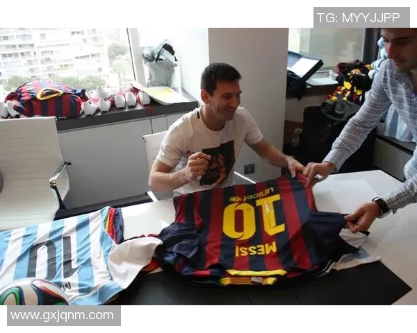 足球明星亲自送出限量版球衣与球迷互动引发热潮